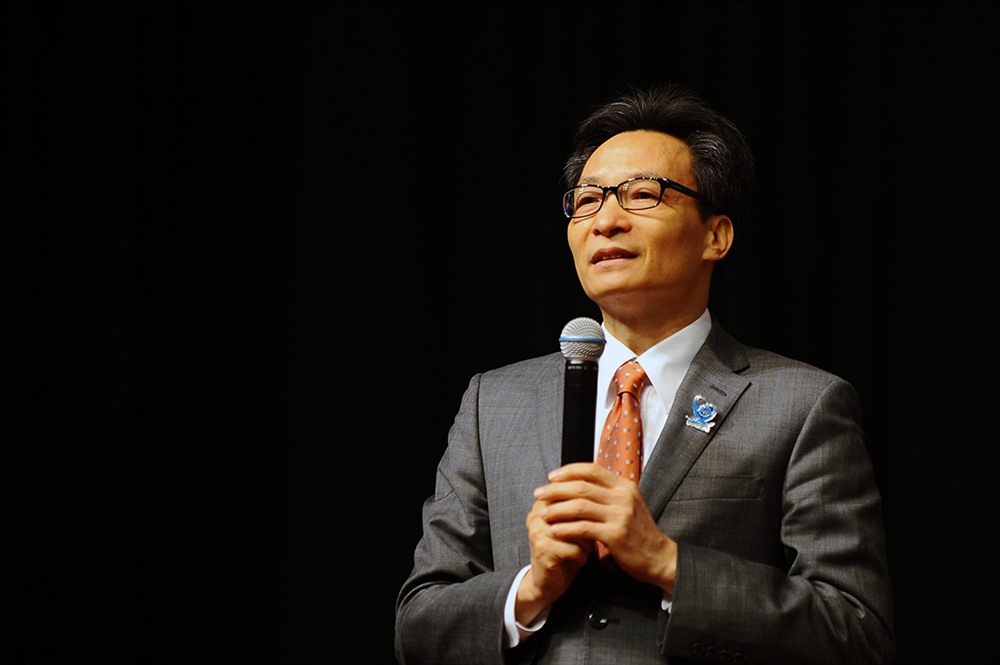 Phó Thủ tướng Vũ Đức Đam trả lời câu hỏi của sinh viên về trận chung kết lượt đi AFF Cup. Ảnh: Dương Triều