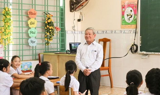 "Cây nguyện ước" biến điều ước của bé Phương Thảo lớp 4 trường Hồ Văn Huê thành hiện thực khi con muốn cho ông được đứng trên bục giảng bài một lần nữa.