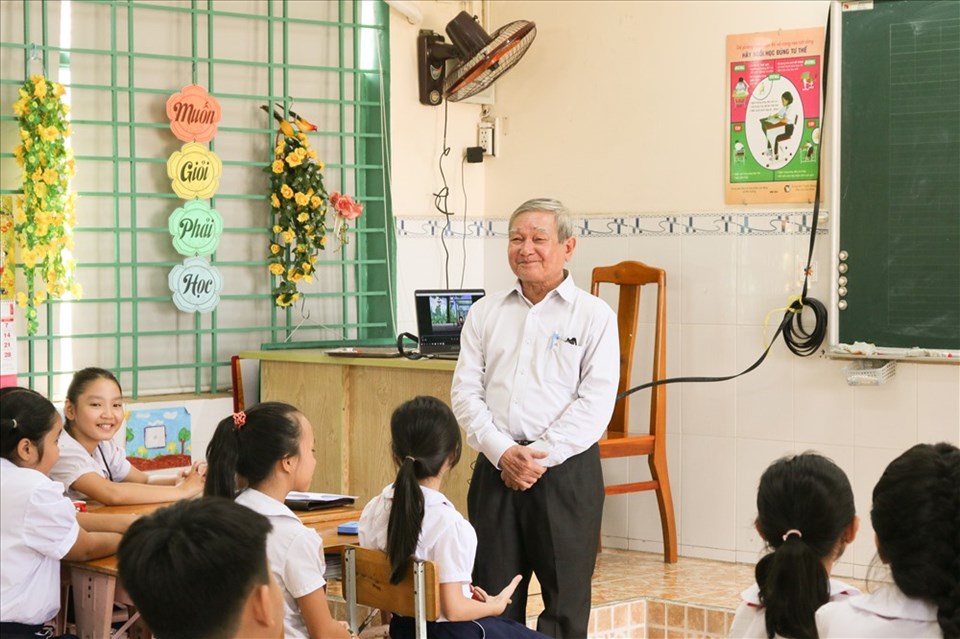 "Cây nguyện ước" biến điều ước của bé Phương Thảo lớp 4 trường Hồ Văn Huê thành hiện thực khi con muốn cho ông được đứng trên bục giảng bài một lần nữa. "Cây nguyện ước" biến điều ước của bé Phương Thảo lớp 4 trường Hồ Văn Huê thành hiện thực khi con muốn cho ông được đứng trên bục giảng bài một lần nữa.