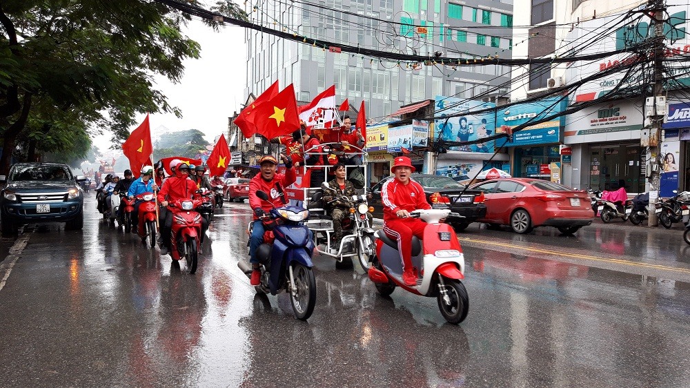 Nhiều CĐV không ngại mưa gió, cổ vũ "tiếp lửa" cho đội tuyển.