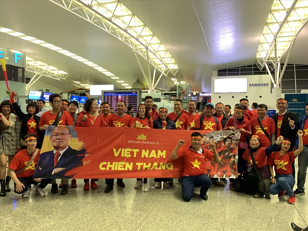 Các CĐV Việt Nam đi Malaysia cổ vũ trận chung kết lượt đi AFF Cup 2018. Ảnh: Khánh Hòa. 