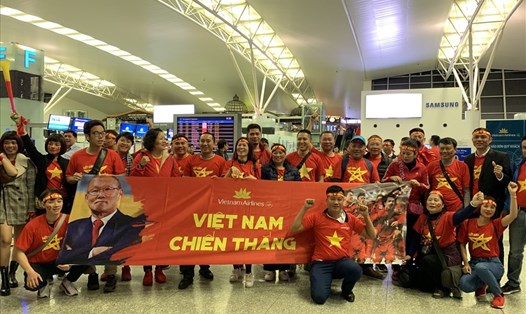 Các CĐV Việt Nam đi Malaysia cổ vũ trận chung kết lượt đi AFF Cup 2018. Ảnh: Khánh Hòa. 