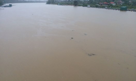 Nước sông Bồ trên mức báo động I. Ảnh: PĐ.