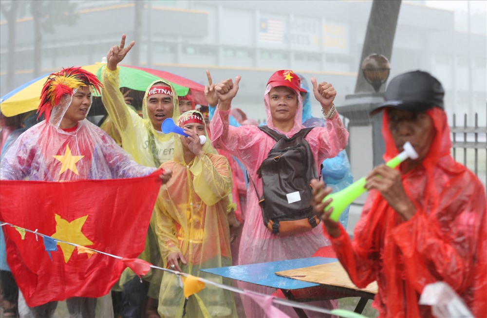 CĐV Việt Nam đội mưa đến sân. Ảnh: Đ.Đ 