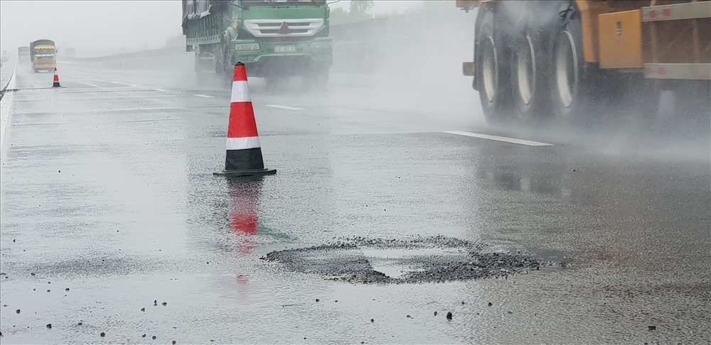 Ổ gà xuất hiện trở lại trên cao tốc Đà Nẵng - Quảng Ngãi. Ảnh: T.B