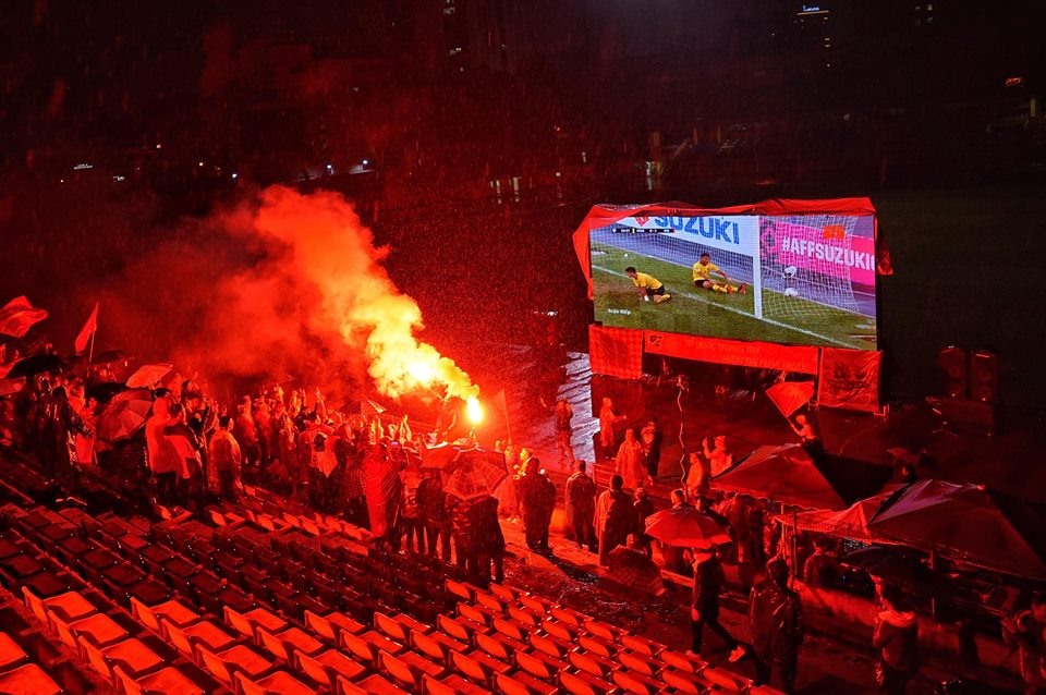 Dù trời mưa lạnh, nhưng sau khi Việt Nam có được 2 bàn thắng, nhiều cổ động viên đã đốt pháo sáng ăn mừng.