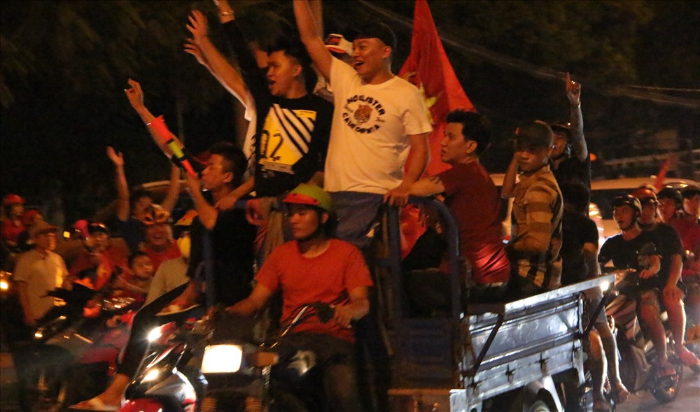 CĐV Bình Dương reo hò trên đường cho đến rạng sáng ngày 12.12.