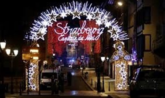 Vụ xả súng trong khu chợ Giáng sinh Strasbourg, Pháp kiến 2 người thiệt mạng, 11 người bị thương. Ảnh: PBS.