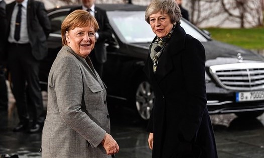 Thủ tướng Anh Theresa May gặp Thủ tướng Đức Angela Merkel hôm 11.12. Ảnh: EPA. 