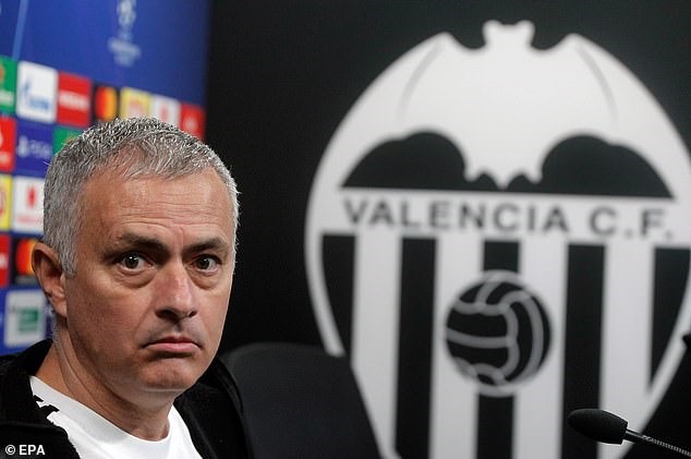 HLV Mourinho tỏ ra khó chịu khi bị hỏi về Pogba.