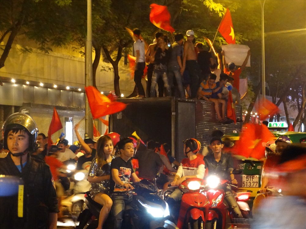 Mặc dù hòa 2-2 với Malaysia, nhưng đêm 11.12 tại khu vực TPHCM nhiều người vẫn đi bão.