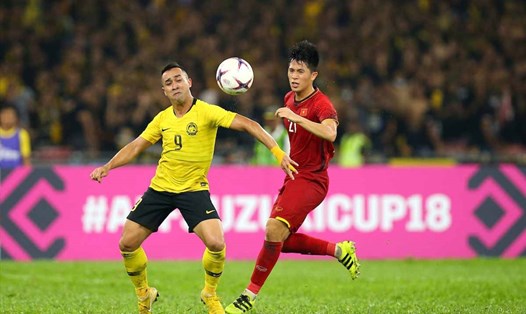 Trung vệ Trần Đình Trọng đã làm tốt nhiệm vụ của mình khi khóa chặt chân sút số 1 của ĐT Malaysia là Idlan Talaha trong trận chung kết lượt đi. Ảnh: AFF