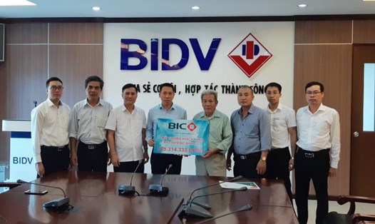 Đại diện lãnh đạo BIC và Chi nhánh BIDV Bắc Hải Dương chi trả quyền lợi bảo hiểm cho gia đình khách hàng. Ảnh: P.V
