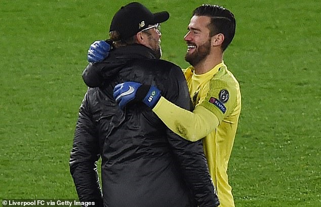 HLV Klopp và thủ thành Alisson.