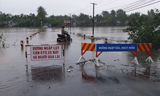 Một số tuyến đường liên thôn, xã ở huyện Phong Điền đã bị ngập. Ảnh: PĐ.