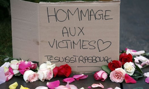 Tưởng nhớ nạn nhân vụ xả súng tại chợ Giáng sinh ở trung tâm thành phố Strasbourg. Ảnh: AP