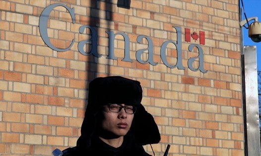 Cảnh sát bên ngoài Đại sứ quán Canada ở Bắc Kinh ngày 12.12. Ảnh: AP