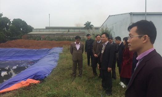 Đoàn giám sát đi thực tế khu xử lý nước thải của KCN Thụy Vân. 