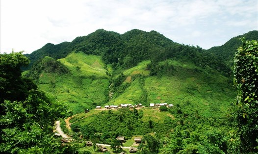 Bản Tà Vờng nhìn từ trên cao. Ảnh: Hoàng Bùi.