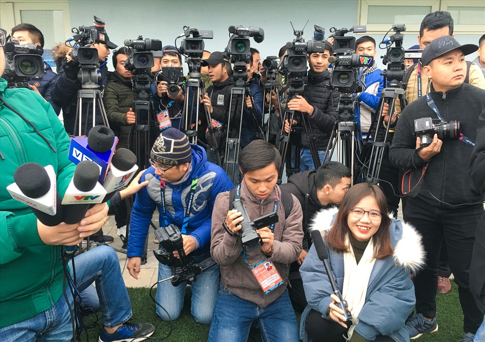 Nhiều phóng viên tác nghiệp tai buổi tập của ĐT Việt Nam. 