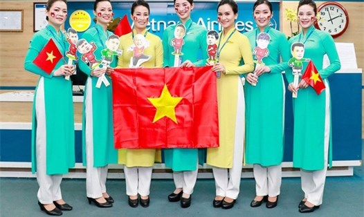 Người đẹp Hoa hậu VN làm tiếp viên trên chuyến bay của ĐT Việt Nam.