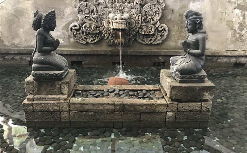 Và ở phía đối diện là các vị thần. Ảnh: H.V.M