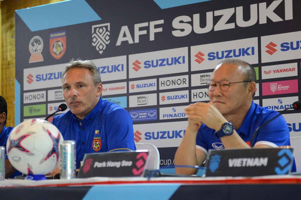 HLV Park Hang-seo và Antoine Hey trong buổi họp báo ở vòng bảng. Ảnh AFF