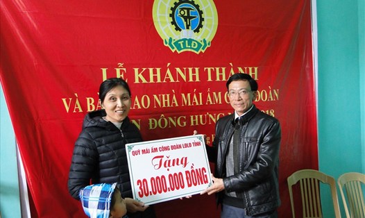 Phó Chủ tịch LĐLĐ tỉnh Thái Bình Nguyễn Thanh Bình trao tiền hỗ trợ Mái ấm Công đoàn cho chị Phạm Thị Thuý.