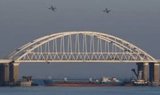 Cây cầu nối liền Nga với bán đảo Crimea. Ảnh: Reuters. 