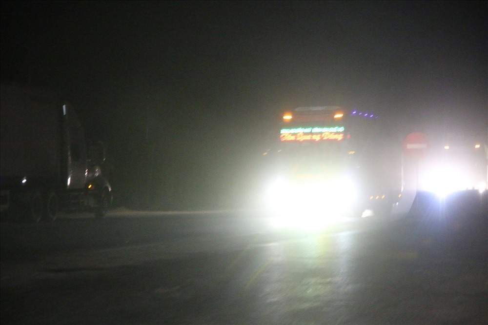 Xe khách chế đèn sáng lóa gây chói  mắt người đối diện. Ảnh: BD