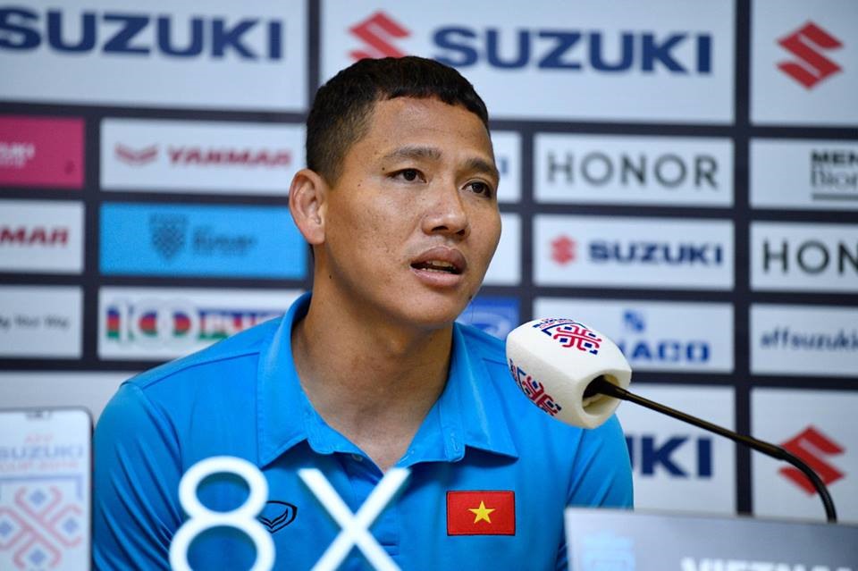 Anh Đức đưa ra lời khuyên với đàn em sau trận chung kết lượt đi. Ảnh: Quốc Bình 