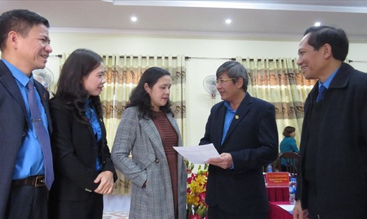 Phó Chủ tịch Thường trực Tổng LĐLĐVN Trần Thanh Hải (thứ hai từ phải qua) trao đổi với các đại biểu dự hội nghị. Ảnh: N.V