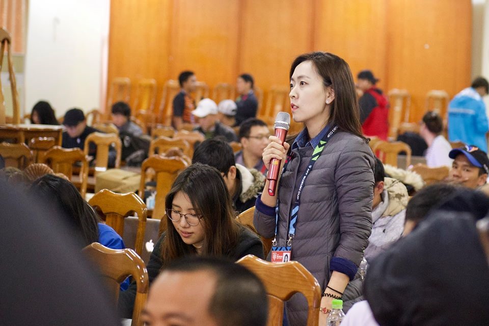 Một nữ phóng viên của đài KBS Hàn Quốc đặt câu hỏi tại cuộc họp báo. 