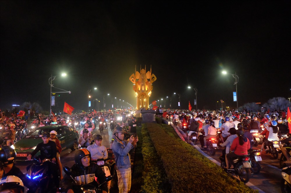 Người dân Đà Nẵng đi "bão" ăn mừng chiến thắng của đội tuyển Việt Nam. Ảnh: Hoàng Vinh