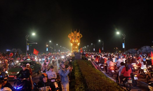 Người dân Đà Nẵng đi "bão" ăn mừng chiến thắng của đội tuyển Việt Nam. Ảnh: Hoàng Vinh