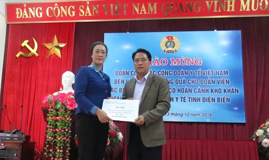 Chủ tịch Công đoàn Y tế VN Phạm Thanh Bình trao tiền hỗ trợ cho Chủ tịch Công đoàn Y tế tỉnh Điện Biên Phạm Giang Nam để gửi tới các đoàn viên mắc bệnh hiểm nghèo.