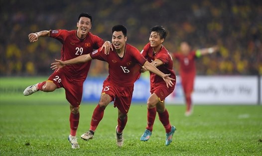 Các cầu thủ Việt Nam ăn mừng bàn thắng sau pha lập công của Huy Hùng trong trận chung kết lượt đi giữ Việt Nam và Malaysia Ảnh: M.T