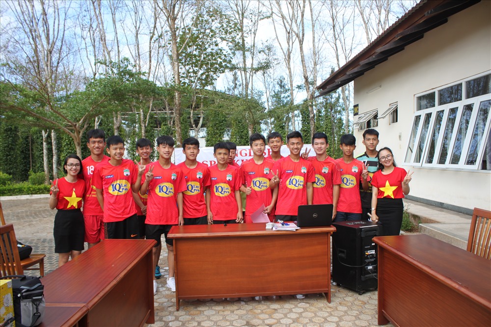 Lứa "đàn em" của Công Phượng ở Học viện bóng đá Hoàng Anh Gia Lai đặt niềm tin vào "đàn anh". Ảnh Đình Văn