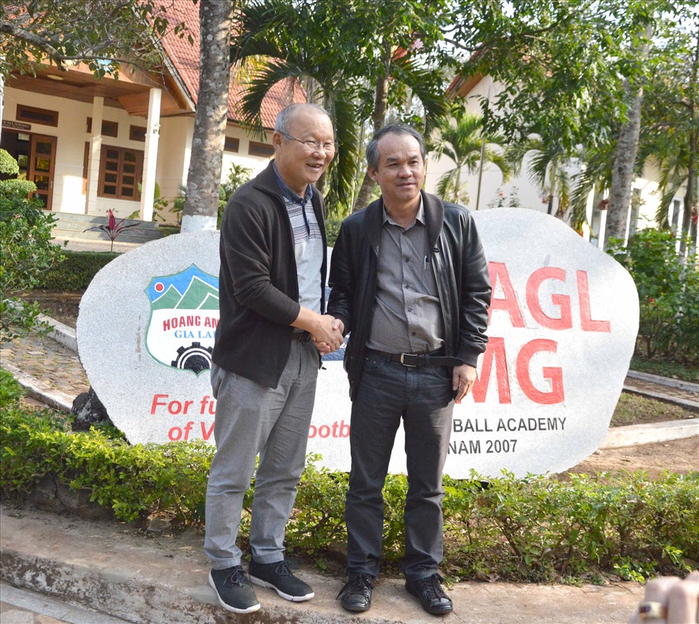 Bầu Đức chính là người đưa HLV Park Hang-seo (bìa trái) về dẫn dắt đội tuyển Việt Nam. Ảnh Minh Vỹ - Đình Văn 