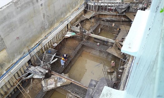 Công trình 214A+214B, đường Thống Nhất, Nha Trang, Khánh Hòa thi công tầng hầm gây sụp lún, nghiêng nứt các ngôi nhà bên cạnh. Ảnh: PV