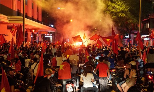  Dòng người hâm mộ đổ về trung tâm thành phố Hà Nội để ăn mừng chiến thắng của tuyển Việt Nam.