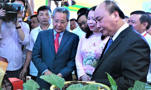 Thủ tướng Chính phủ Nguyễn Xuân Phúc tham quan gian hàng trưng bày trước giờ khai mạc Hội nghị. Ảnh: Bảo Trung