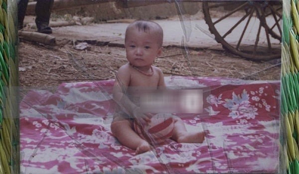 Thủ môn Bùi Tiến Dũng lúc bé khá bụ bẫm và đã yêu trái bóng như thế này.