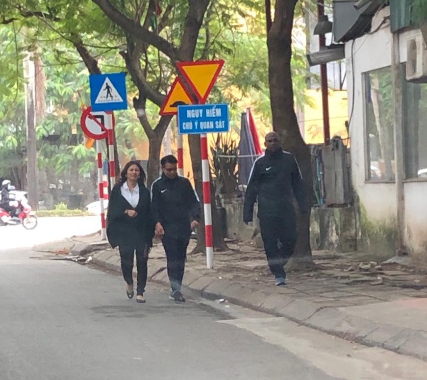 HLV Tan Cheng Hoe dẫn vợ đi dạo trước giờ "G" và bị cựu tuyển thủ QG Phạm Thành Lương bắt gặp. Ảnh: Phạm Lương