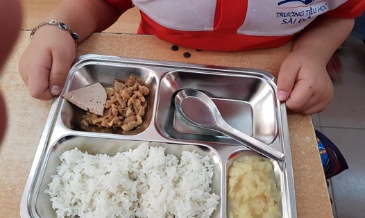 Hình ảnh về bữa cơm bán trú được đăng tải trên mạng xã hội. Ảnh: N.L