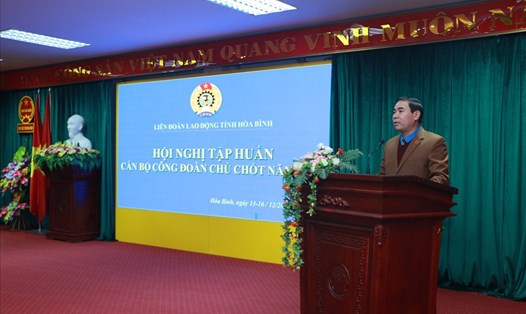 Chủ tịch LĐLĐ tỉnh Hoà Bình phát biểu tại hội nghị tập huấn.