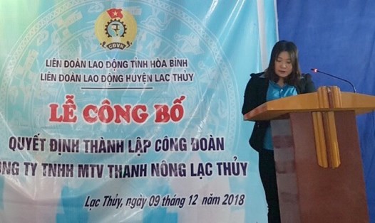 Chủ tịch LĐLĐ huyện Lạc Thuỷ (Hoà Bình) Nguyễn Phương Nhung phát biểu tại buổi công bố thành lập CĐCS Cty TNHH MTV Thanh Nông Lạc Thuỷ.