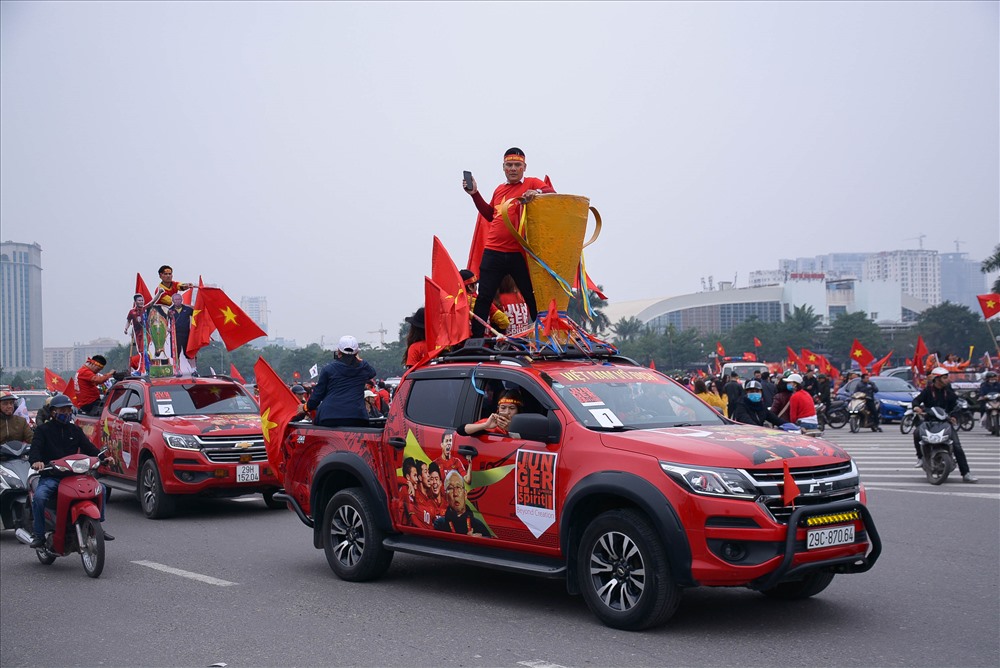 Nhiều CĐV Việt Nam quyết định thay bộ cánh mới cho chiếc xe của mình để tiếp lửa cho đội tuyển Việt Nam trước trận chung kết với đối thủ Malaysia.