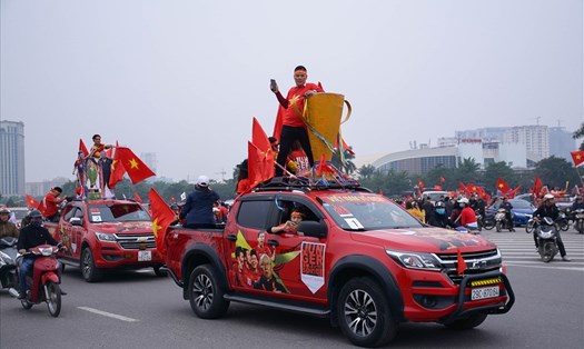 Nhiều CĐV Việt Nam quyết định thay bộ cánh mới cho chiếc xe của mình để tiếp lửa cho đội tuyển Việt Nam trước trận chung kết với đối thủ Malaysia.
