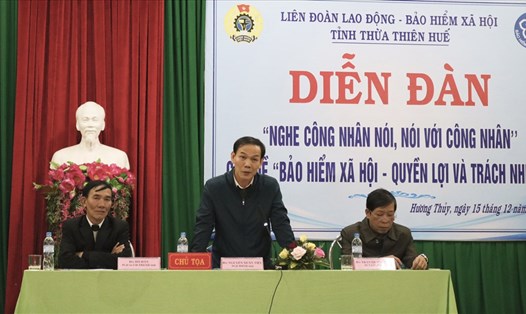 Ông Nguyễn Xuân Tiếu - Phó Giám đốc BHXH tỉnh Thừa Thiên - Huế trả lời câu hỏi của người lao động. Ảnh: PĐ.